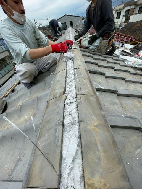 目黒区目黒本町で屋根瓦の修繕工事で番線で固定している写真