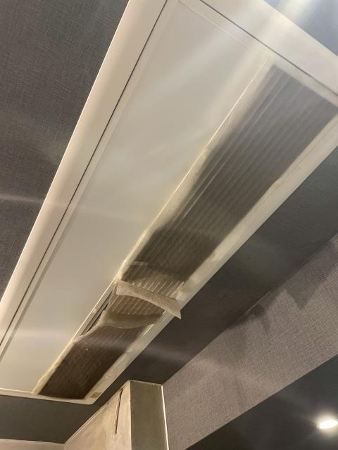 パルム商店街にある鰻屋さんからエアコン室外機洗浄のご依頼で後付けフィルターの写真