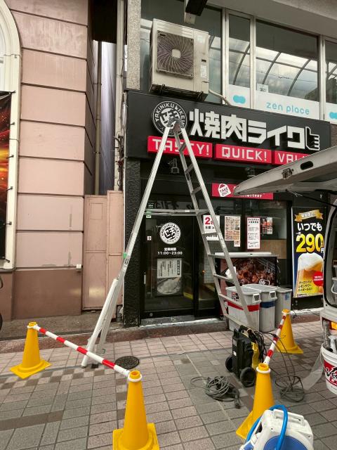 パルム商店街にある鰻屋さんからエアコン室外機の洗浄梯子をかけて準備した写真