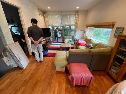 品川区西五反田のの床フローリング汚れ劣化修復工事終えて家具運びの写真