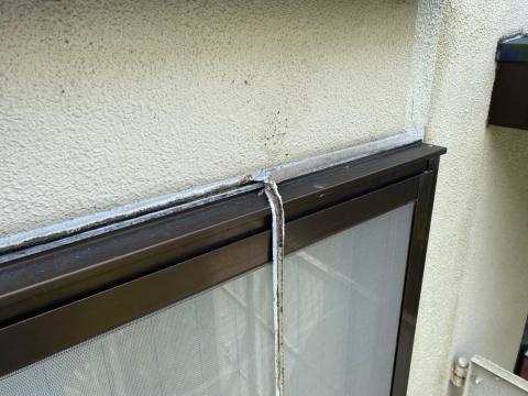 品川区戸越で窓から雨漏り発生のシーリング材が剥がれている写真