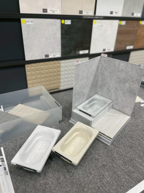 品川区中延のお客様浴室交換のためショールームで浴槽を模型でご見学写真