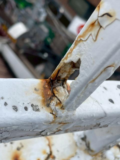 品川区不動前駅近くの店舗ビルの鉄骨階段拡大した既存写真