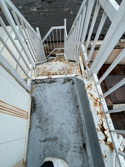 品川区不動前駅近くの店舗ビルの鉄骨階段の既存写真