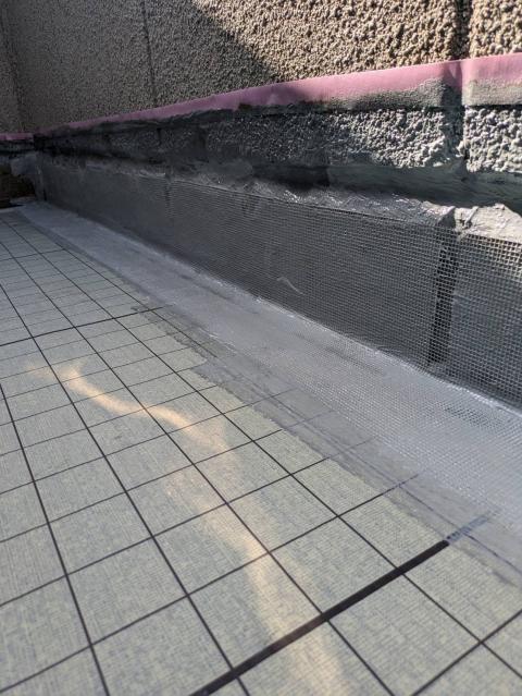 品川区大井のベランダ防水工事1日目通気緩衝シートを敷いた写真