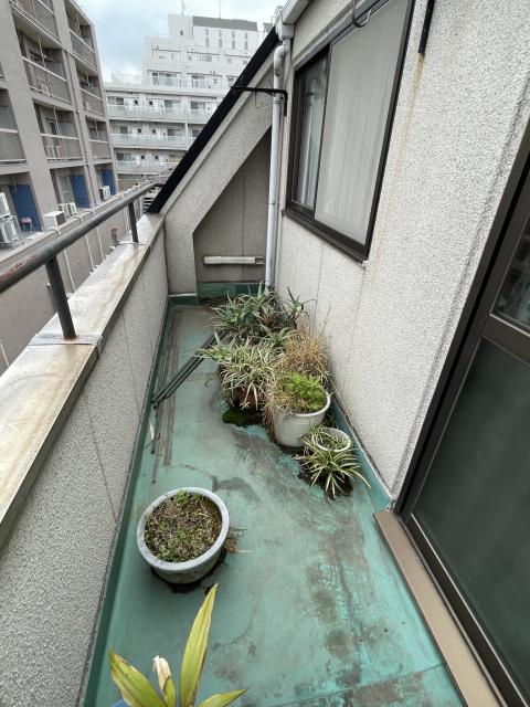 品川区大井のお客様宅でベランダ防水工事のため残置物を撤去する前の写真