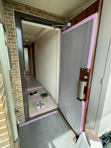 品川区旗の台のマンションで浴室交換工事のための玄関ドアまでの養生写真