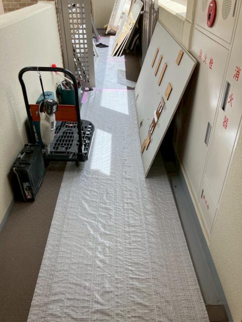 品川区旗の台のマンションで浴室交換工事のための廊下通路養生写真