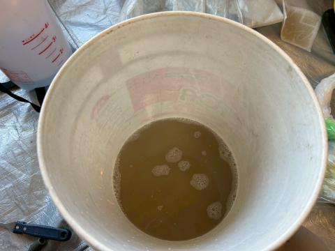 武蔵小山賃貸マンションでエアコン洗浄後の汚水写真