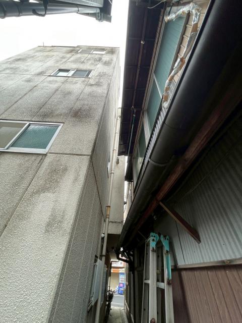 武蔵小山にある戸建てで経年劣化したベランダの解体後の壁復旧子隋反対側からみた写真
