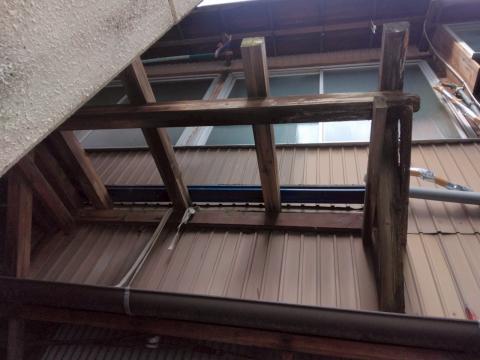 武蔵小山にある戸建てで経年劣化したベランダの解体途中写真