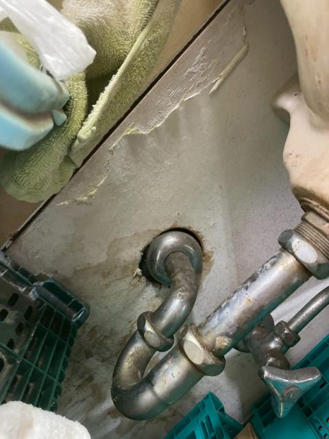 目黒本町で店舗手洗い排水トラップの水漏れ写真