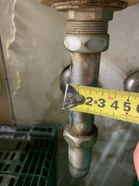 目黒本町で店舗手洗い排水トラップ太さを測っている写真