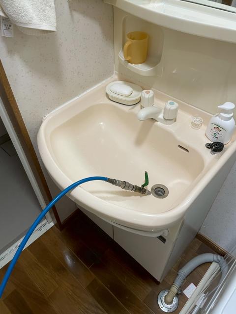 目黒区目黒本町で洗面所に高圧洗浄をかける写真