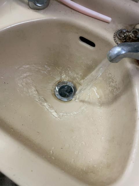 目黒本町で店舗手洗いの排水管交換後の水漏れチェック写真