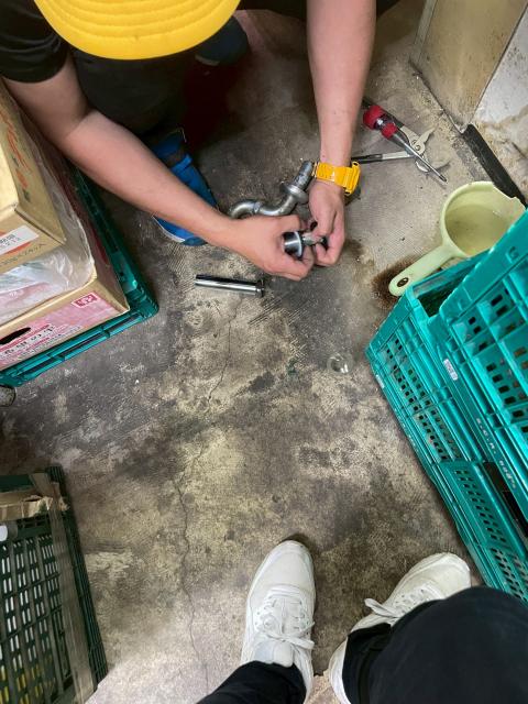 目黒本町で店舗手洗いの排水管交換工事作業中写真