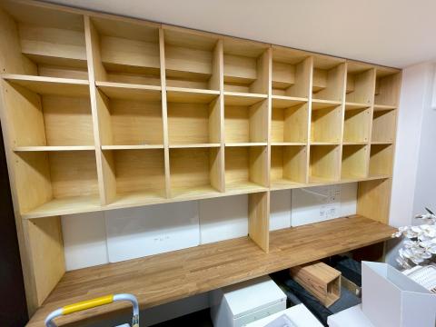 西小山のオフィス移転のため造作棚の解体処分をする中身の片づけた写真