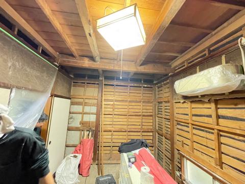 西小山の戸建て住宅の和室リニューアル工事畳撤去、天井、壁の解体した写真