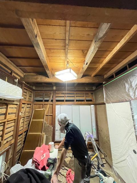 西小山の戸建て住宅の和室リニューアル工事解体作業中写真