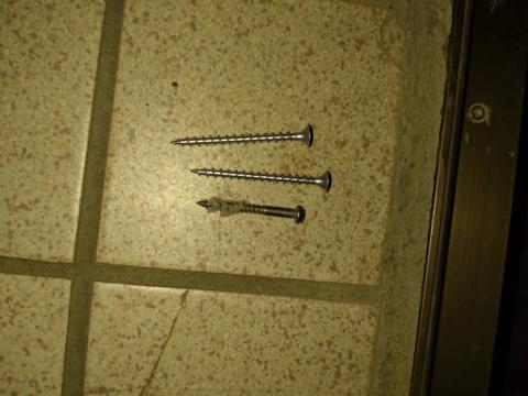 品川区中延で玄関ドアが閉まらなくなった交換した古いネジ写真
