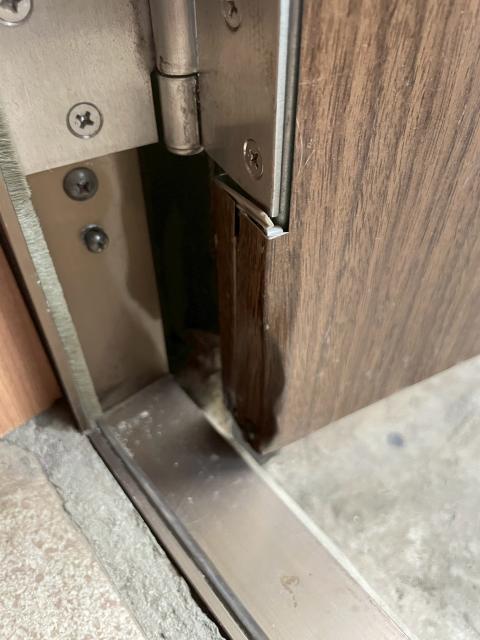 品川区中延で玄関ドアが閉まらない玄関ドアを大きくした既存写真