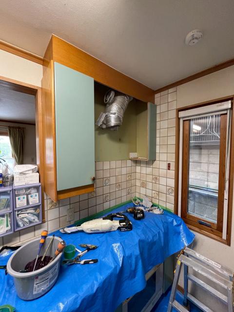 品川区小山でレンジフード交換工事養生と作業道具写真