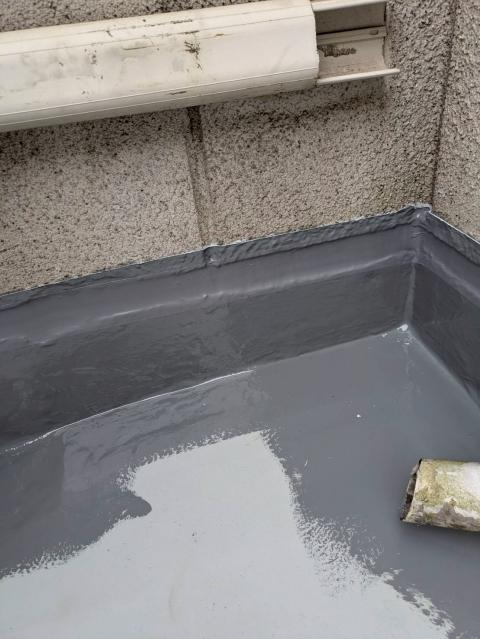 品川区大井のベランダ防水工事3日目仕上げトップコート塗布の写真