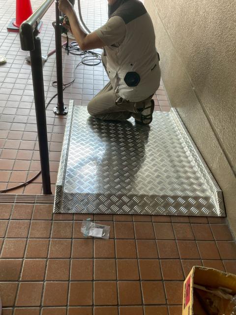 品川区小山台のマンション入り口スロープ手すりをつけている設置工事写真