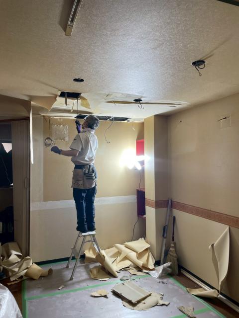 武蔵小山の飲食店で工事着工1日目天井の石膏ボードを剥がした写真