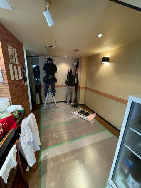 武蔵小山の飲食店内装工事着工店内養生している写真