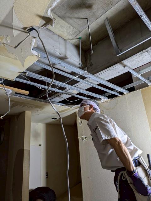 武蔵小山の飲食店の内装工事1日目天井確認している写真