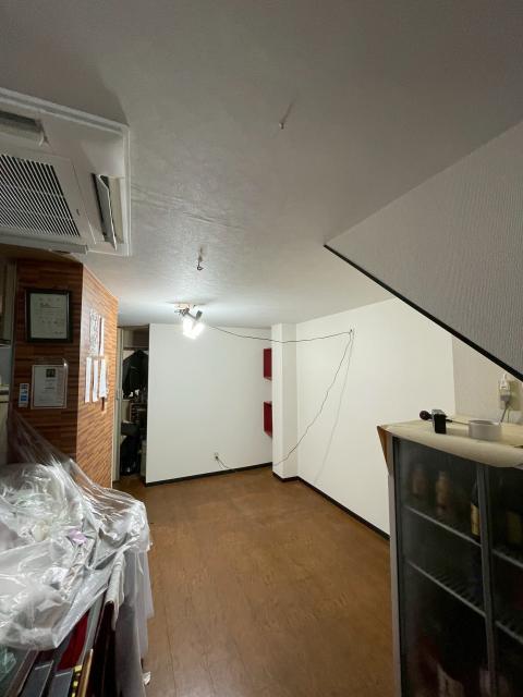 武蔵小山の飲食店2日目クロス張替え完了した写真