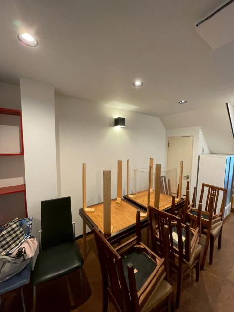 武蔵小山の飲食店で内装工事照明器具類の取り付けと椅子テーブルの写真