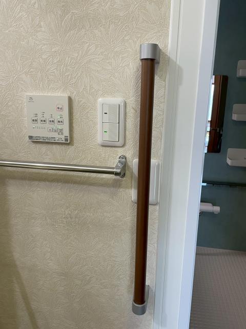 西小山お風呂場ドア横の手すり設置大きくした写真