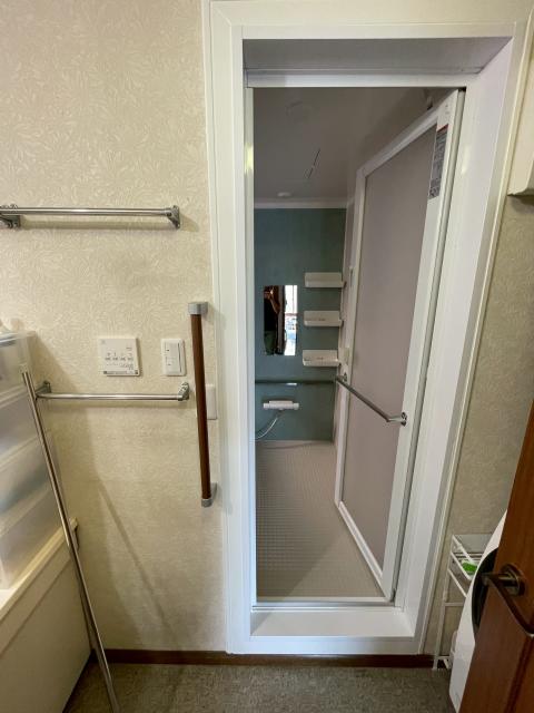 西小山お風呂場ドアのところに手摺設置写真
