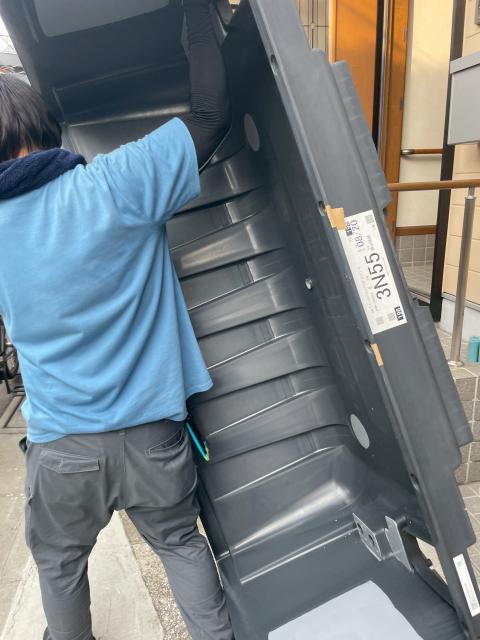 西小山ユニットバス交換工事ユニットバスを作業員が持っている搬入写真