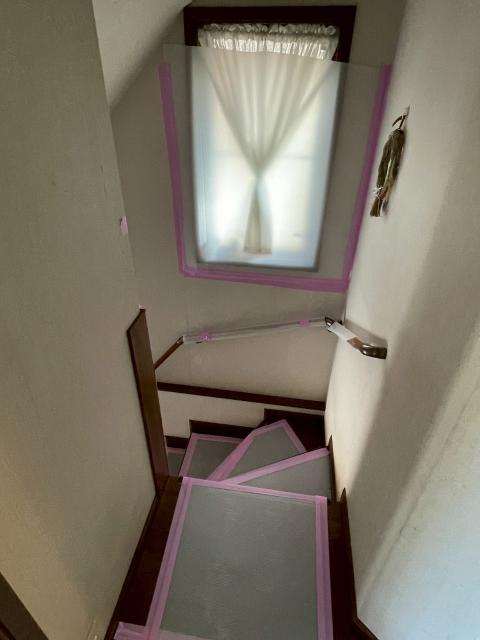 西小山浴室交換2階から見た階段養生写真