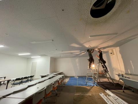品川区西五反田の会社会議室天井張替え復旧写真