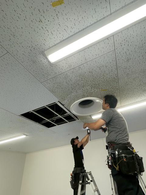 品川区西五反田の会社会議室天井張替え工事でアネモを外している写真