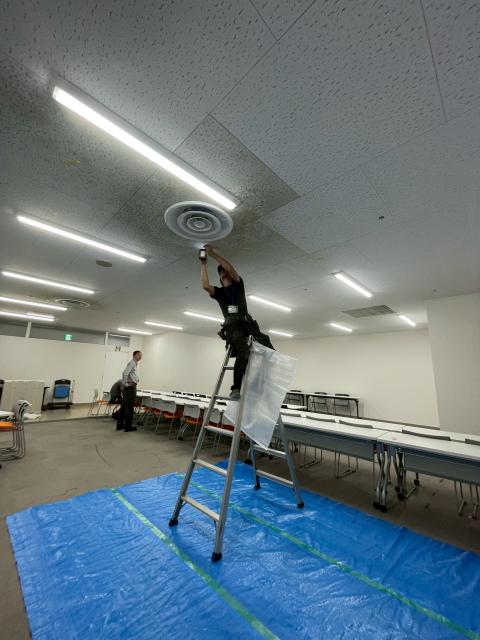 品川区西五反田の会社会議室天井張替え工事を行なう養生した写真