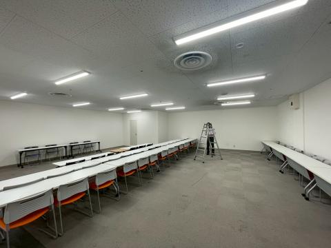 品川区西五反田の会社会議室天井張替え工事の確認作業写真