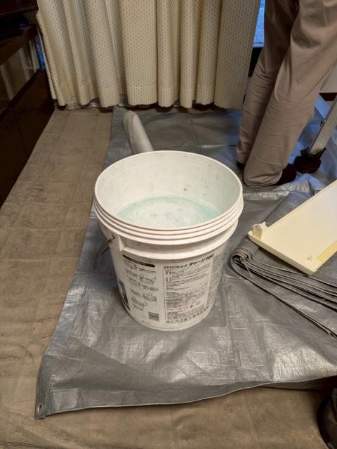 品川区小山ダイキンエアコンクリーニングバケツの洗剤準備写真
