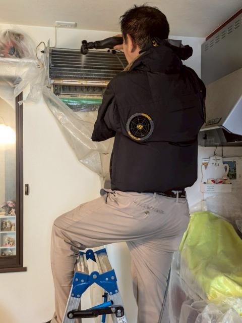 品川区小山で三菱霧ケ峰のエアコンクリーニング上から洗浄中写真
