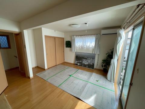 品川区小山台で1部屋から2部屋に改築工事で部屋の寸法を測る写真
