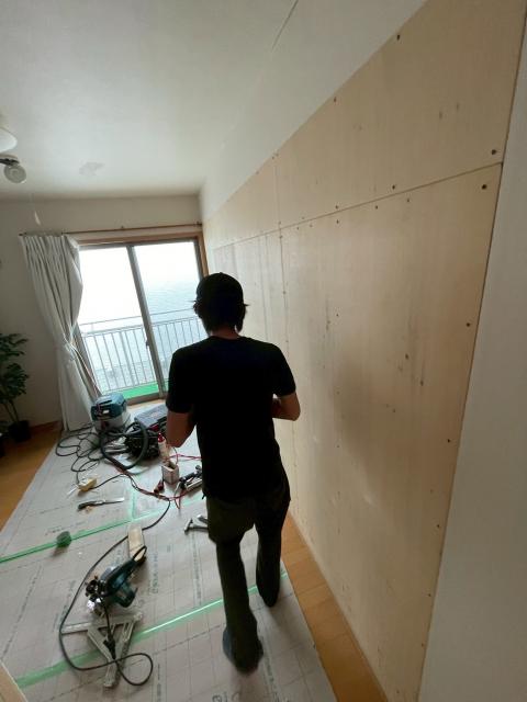 品川区小山台で1部屋を2部屋に改築工事でベニヤ板を貼った写真