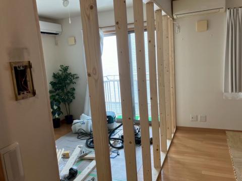 品川区小山台で1部屋を2部屋に改築工事の作業中写真
