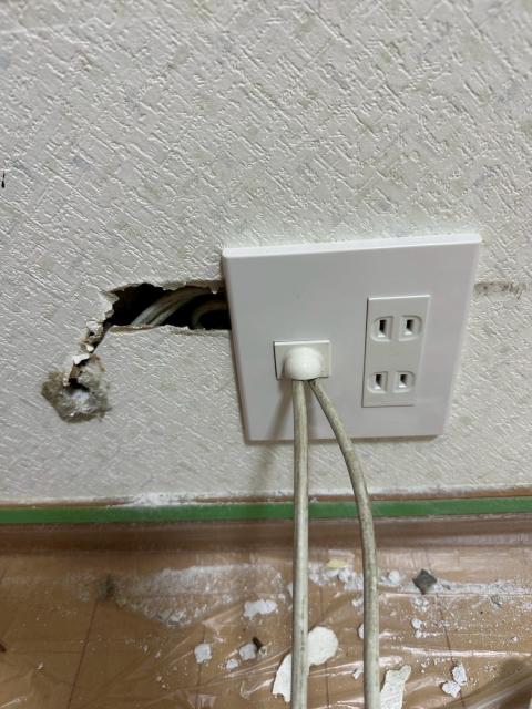 品川区小山台で寝室壁紙コンセントプレートを取り替えた写真