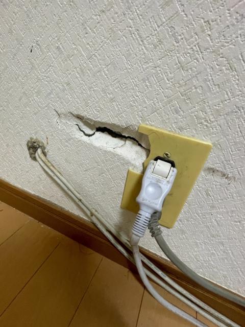 品川区小山台で寝室の穴の開いた壁紙既存写真