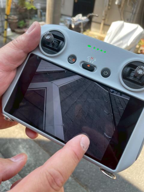 目黒本町で一戸建て屋根のドローン調査操縦写真