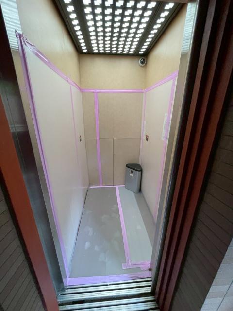 品川区小山台中古マンションでエレベーター内に養生している写真